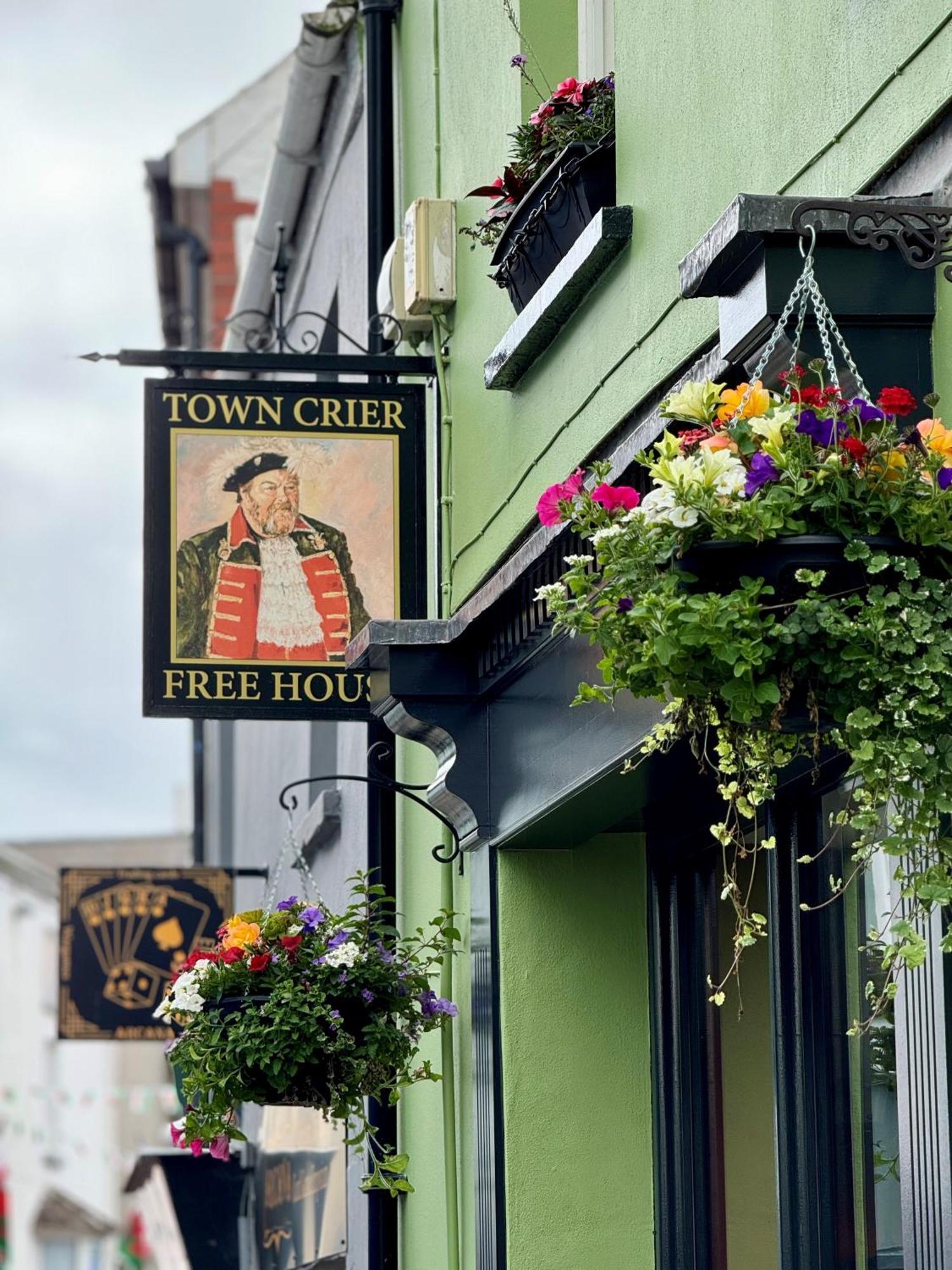 The Town Crier, Tenby Hotel ภายนอก รูปภาพ